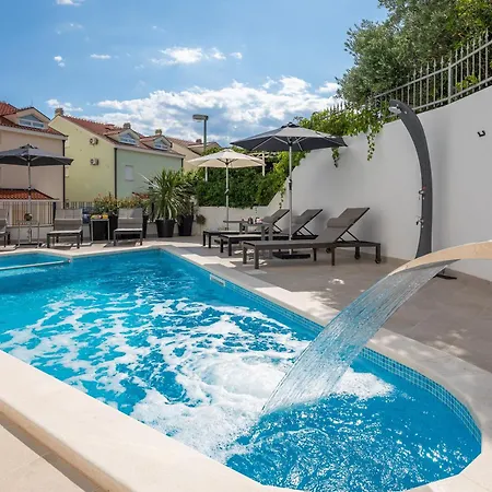 A&d Deluxe Dani With Swimming Pool * Проманья