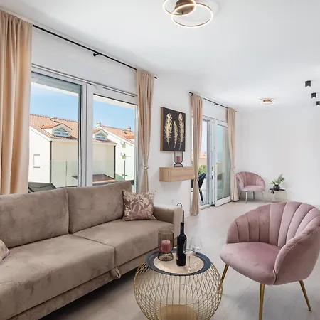 A&d Deluxe Dani With Swimming Pool Apartment Promajna