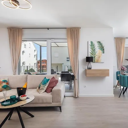 A&d Deluxe Dani With Swimming Pool Apartment Promajna